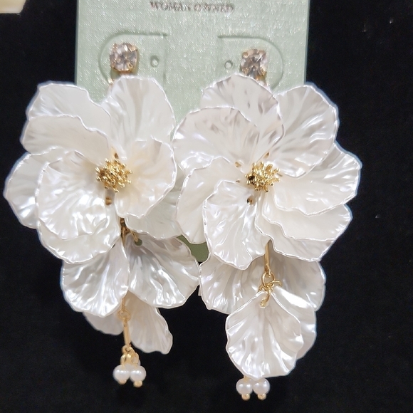 🔹️ ATTERRI 🔹️ Elegant White Floral dangle  Earrings ✨️🤍 - Picture 3 of 6